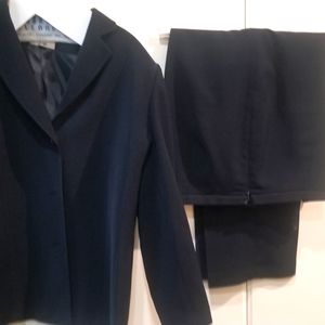 Le Suit Navy pant suit 16p